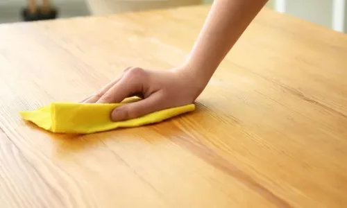 ניקוי משטח עבודה של טכנאית ציפורניים